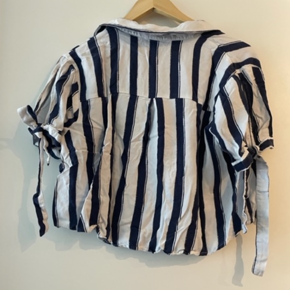 Forever 21 Top - White and Navy with ties on the side - Picture 3 of 3